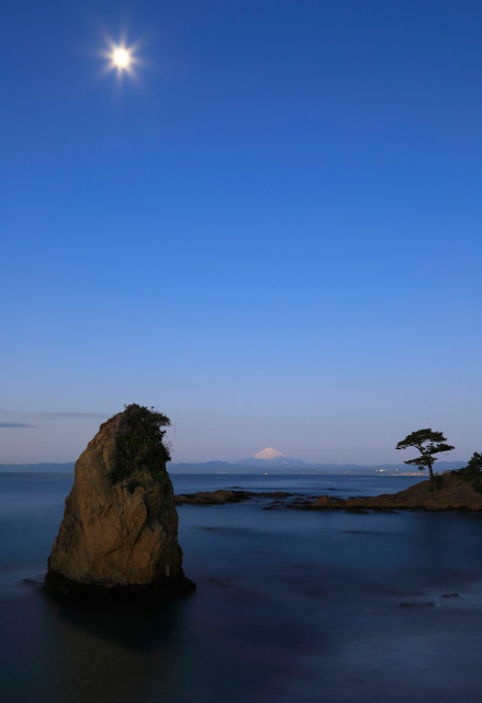 秋谷・立石海岸「月明かりの立石海岸」